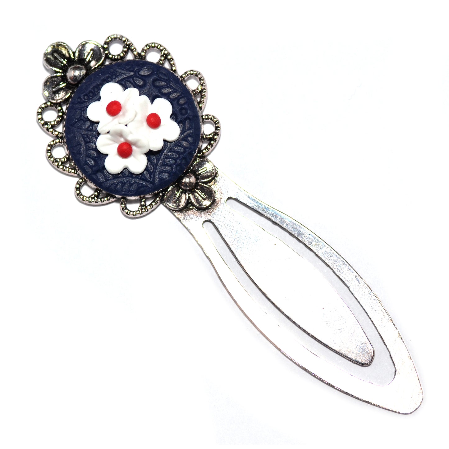 Ασημί μεταλλικός σελιδοδείκτης με λευκά λουλουδάκια σε μπλε μαρίν φόντο