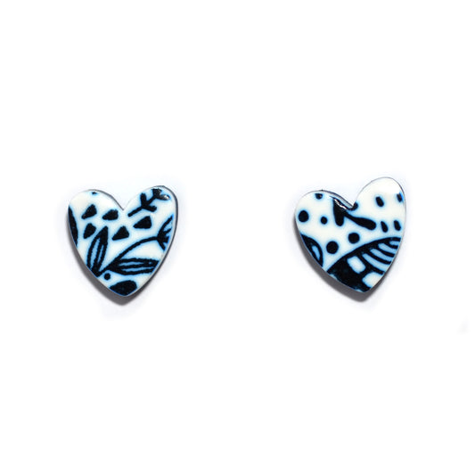 Καρφωτά σκουλαρίκια καρδούλες μπλε φλοράλ μεταξοτυπία σε λευκό φόντο