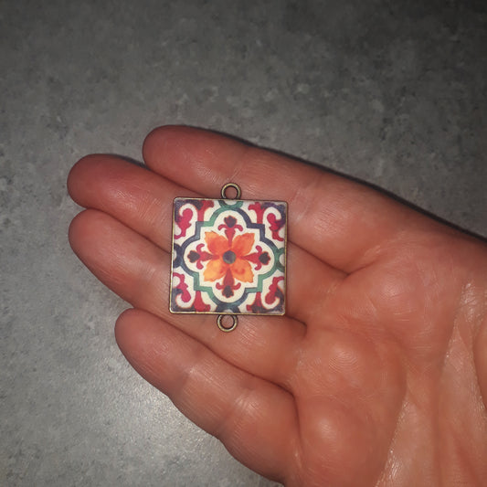 Μακρύ κολιέ τετράγωνο πορτοκαλί πλακάκι λαϊκής τέχνης με πέτρες χαολίτη