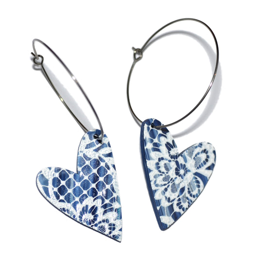 Σκουλαρίκια ατσάλινοι κρίκοι με μπλε καρδιές και λευκό δαντελένιο μοτίβο