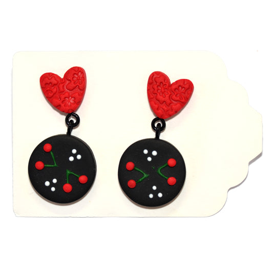 Μικρά κρεμαστά σκουλαρίκια κερασάκια σε μαύρο φόντο και κόκκινες καρδιές