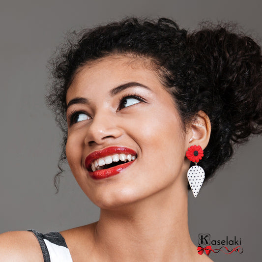 Κρεμαστά σκουλαρίκια πουά δάκρυα με κόκκινες μαργαρίτες από πολυμερικό πηλό