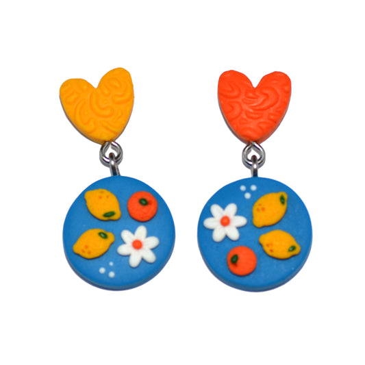 Kρεμαστά σκουλαρίκια ανόμοιες καρδούλες και λεμονάκια σε μπλε φόντο