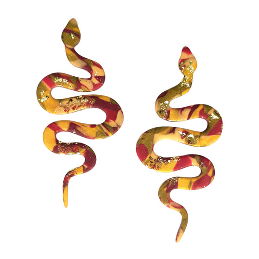 Καρφωτά σκουλαρίκια μπορντό χρυσό μαρμαρωτό σε σχήμα φίδι