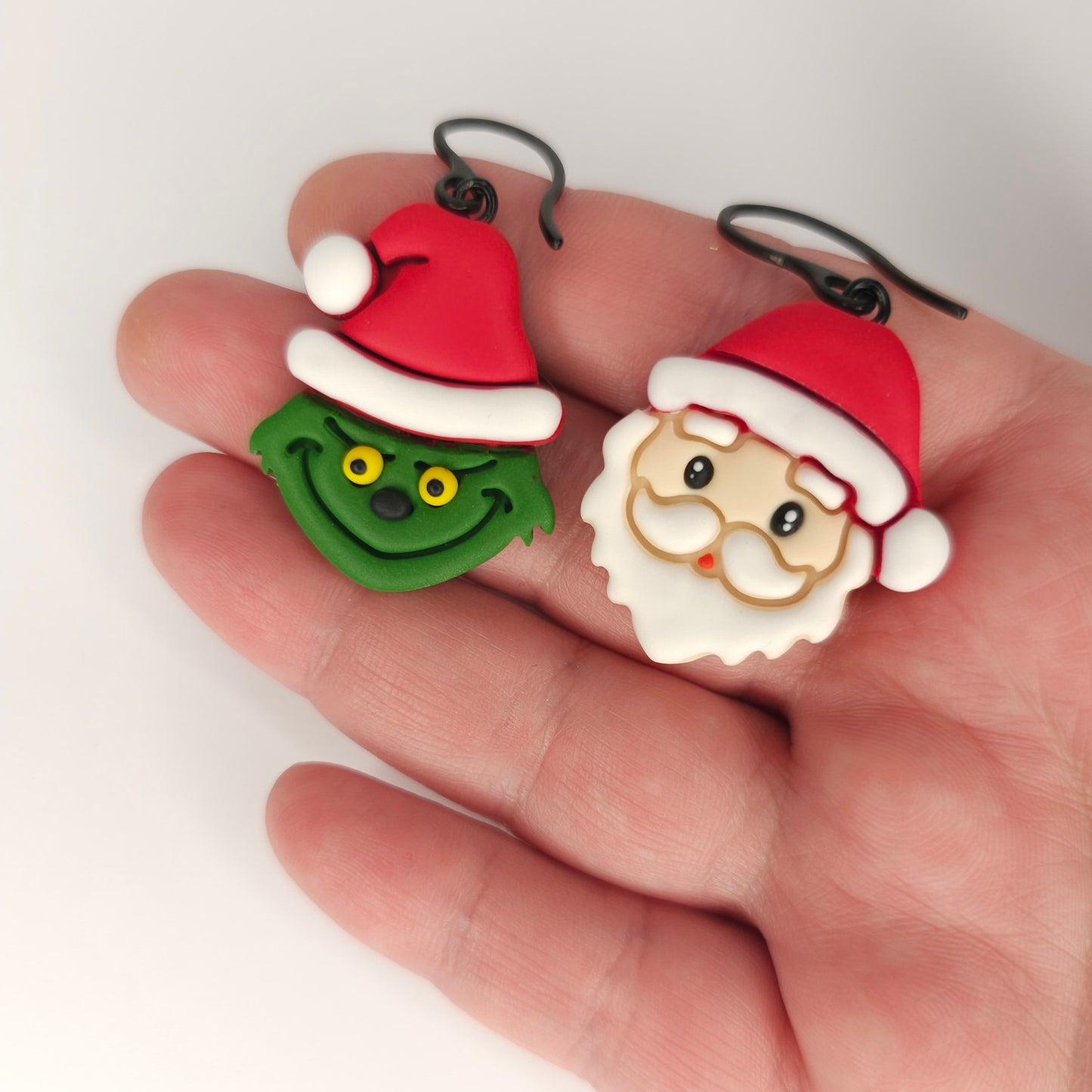 Άι Βασίλης και Grinch (Γκριντς) Χριστουγεννιάτικα κρεμαστά ανόμοια σκουλαρίκια από πολυμερικό πηλό