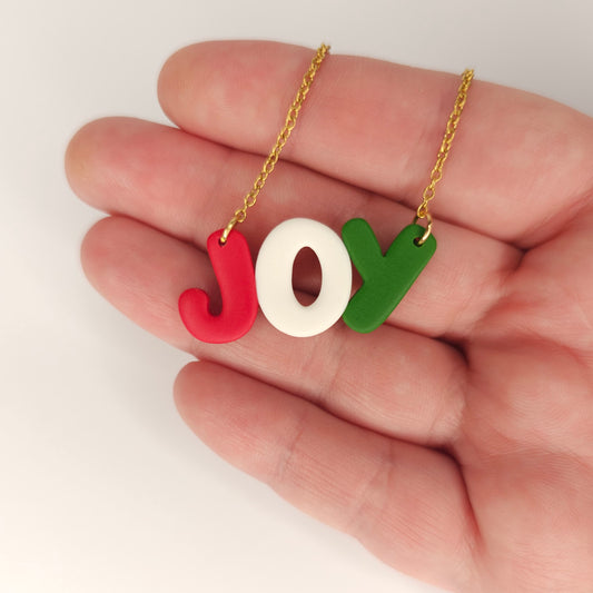 Κολιέ JOY (χαρά) σε χριστουγεννιάτικα χρώματα από πολυμερικό πηλό με ατσάλινη αλυσίδα