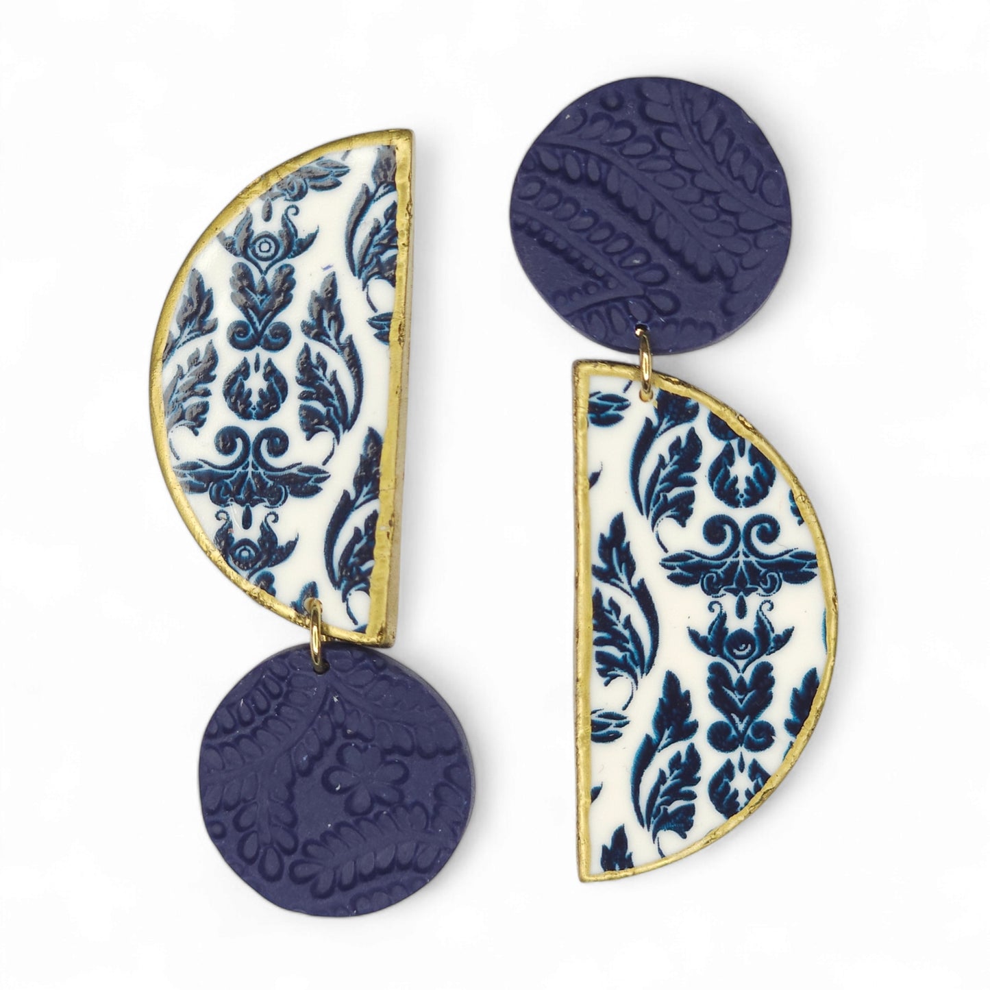 Σκουλαρίκια ανόμοια κρεμαστά ημικύκλια μπλε μεταξοτυπία σε μπαρόκ στυλ από πολυμερικό πηλό