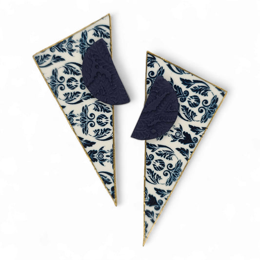 Σκουλαρίκια μεγάλα καρφωτά τρίγωνα με μπλε μεταξοτυπία σε μπαρόκ στυλ