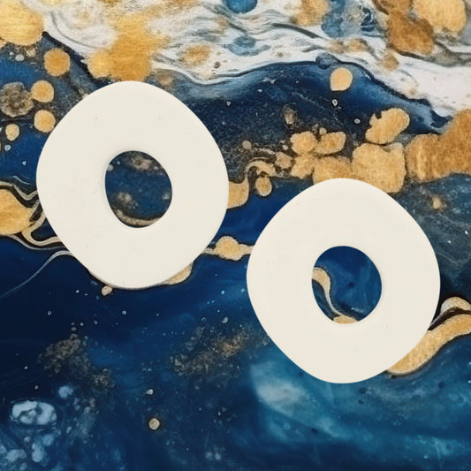 Σκουλαρίκια καρφωτά ασύμμετρα ντόνατ λευκά από πολυμερικό πηλό