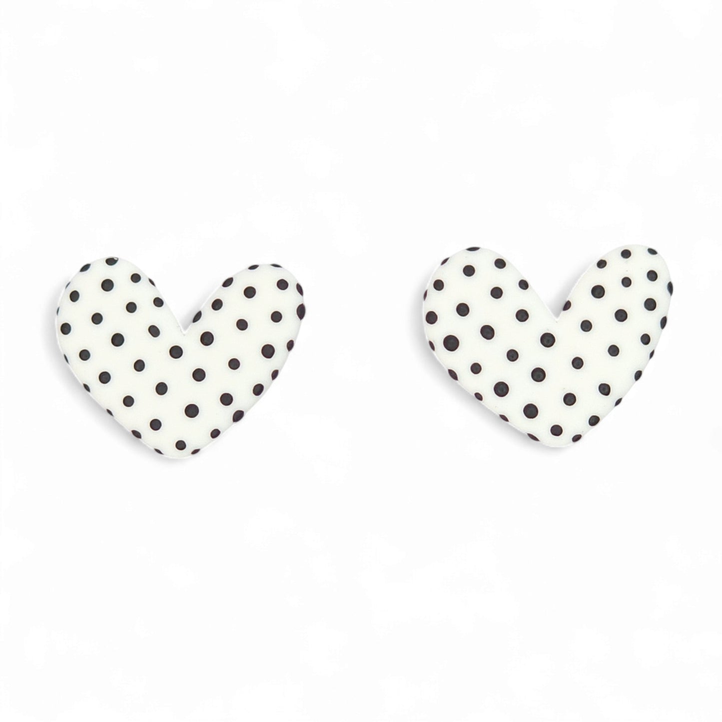 Σκουλαρίκια καρφωτά καρδιές άσπρες με μαύρο πουά από πολυμερικό πηλό