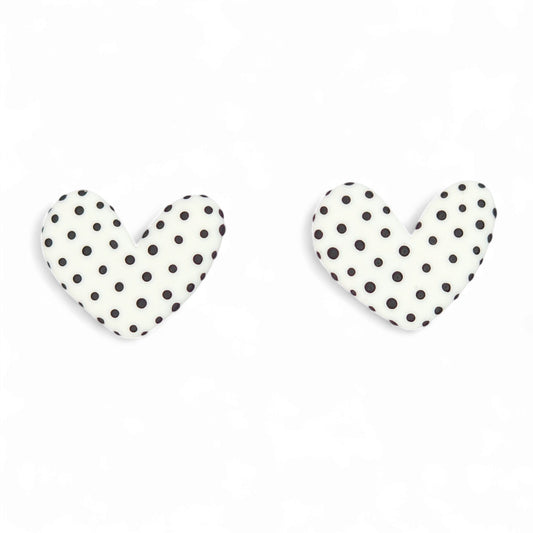 Σκουλαρίκια καρφωτά καρδιές άσπρες με μαύρο πουά από πολυμερικό πηλό
