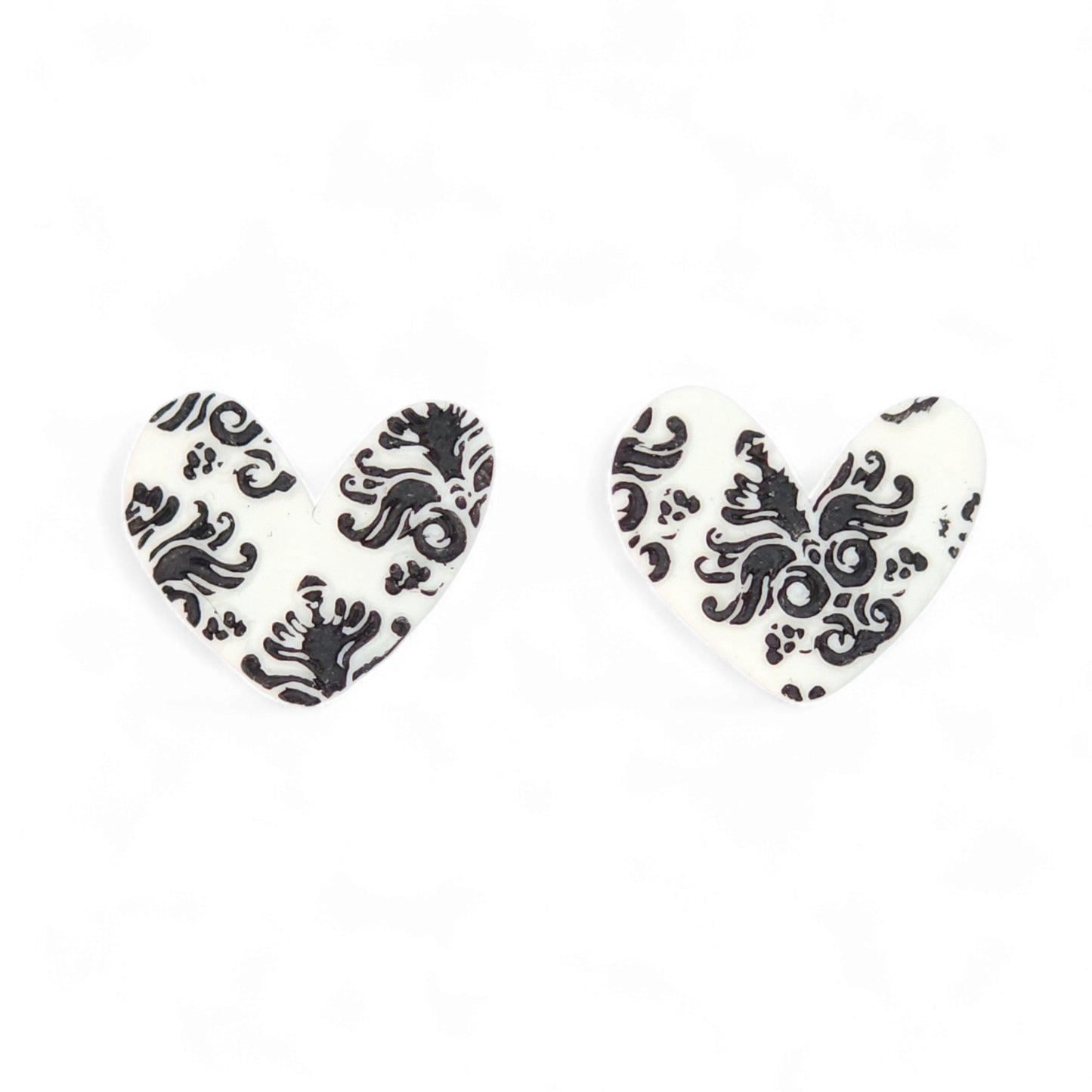 Σκουλαρίκια καρφωτά καρδιές λευκές με μαύρο μπαρόκ μοτίβο από πολυμερικό πηλό