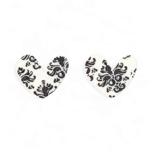 Σκουλαρίκια καρφωτά καρδιές λευκές με μαύρο μπαρόκ μοτίβο από πολυμερικό πηλό