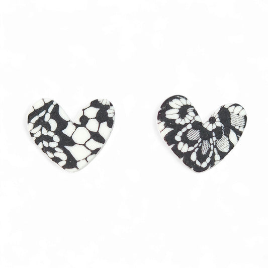 Σκουλαρίκια καρφωτά καρδιές λευκές με μαύρη δαντέλα από πολυμερικό πηλό