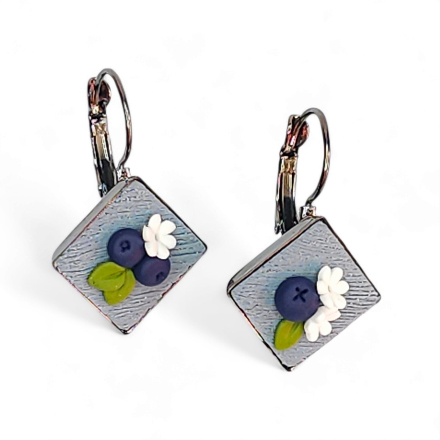 Κρεμαστά τετράγωνα μικρά μπλε-γκρι σκουλαρίκια με μπλε μύρτιλα λευκά λουλουδάκια και πράσινα φυλλαράκια από πολυμερικό πηλό