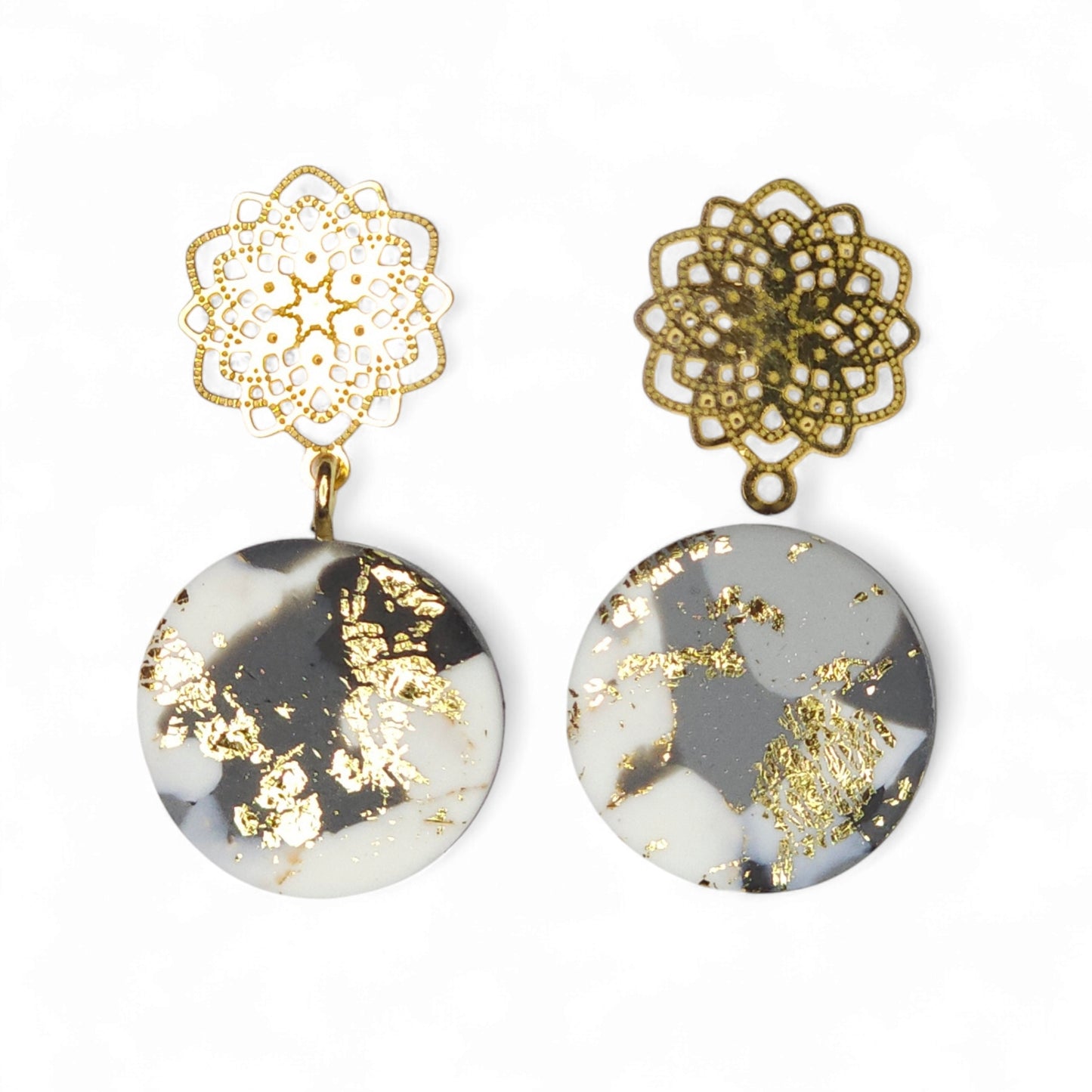 Σκουλαρίκια κρεμαστά στρογγυλά σε γκρι χρυσό μαρμαρωτό μοτίβο από πολυμερικό πηλό με χρυσά δαντελένια καρφάκια