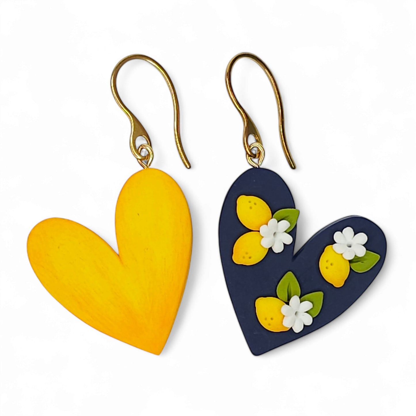 Σκουλαρίκια κρεμαστά ανόμοιες καρδιές κίτρινα λεμόνια σε μπλε φόντο από πολυμερικό πηλό
