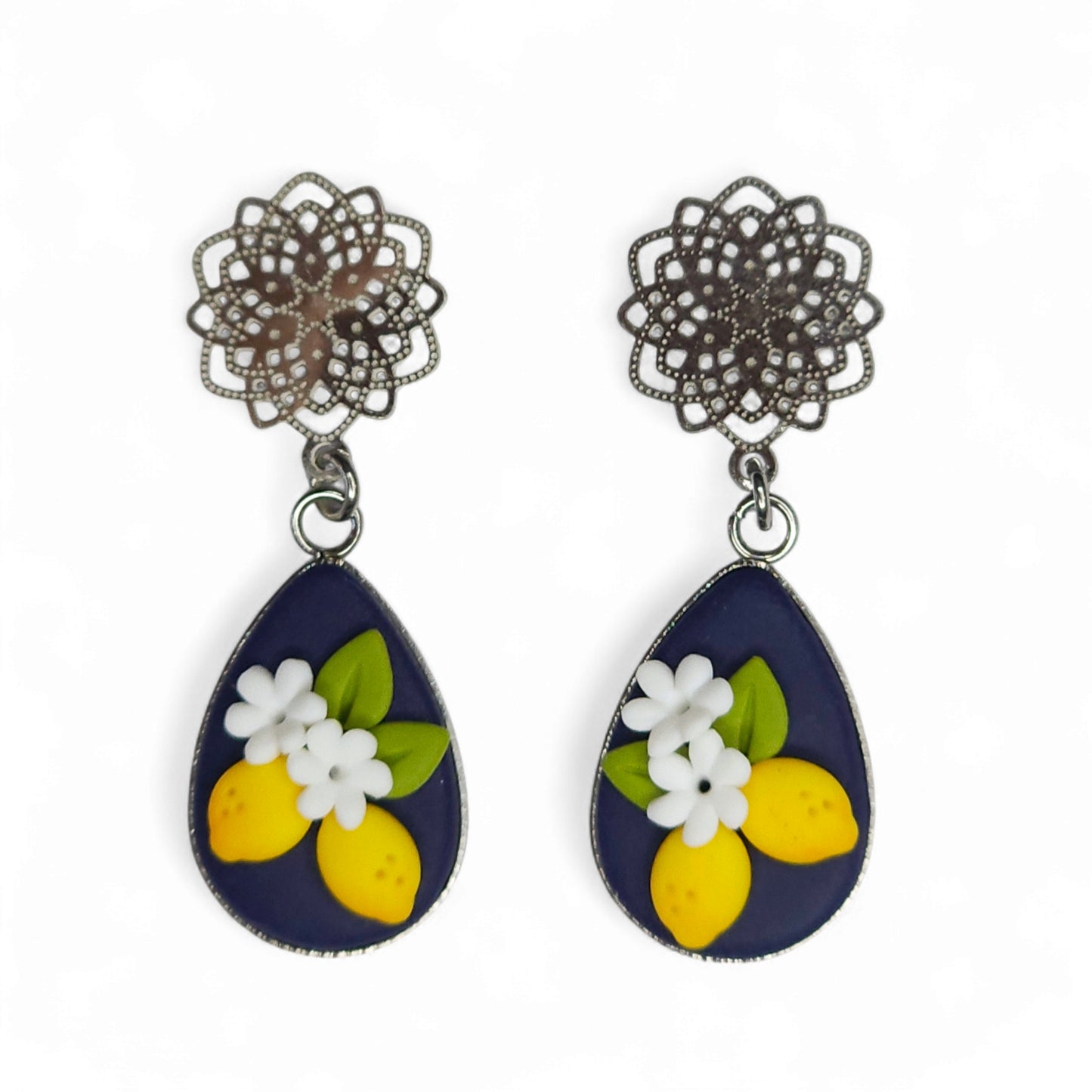 Σκουλαρίκια κρεμαστά κίτρινα λεμόνια σε μπλε φόντο από πολυμερικό πηλό σε ατσάλινες βάσεις δάκρυα