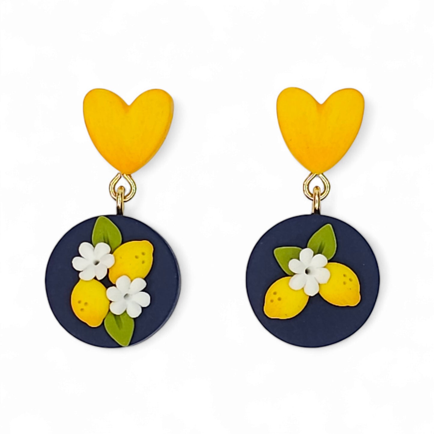 Σκουλαρίκια κρεμαστά κίτρινα λεμόνια σε μπλε φόντο από πολυμερικό πηλό με κίτρινες καρδιές