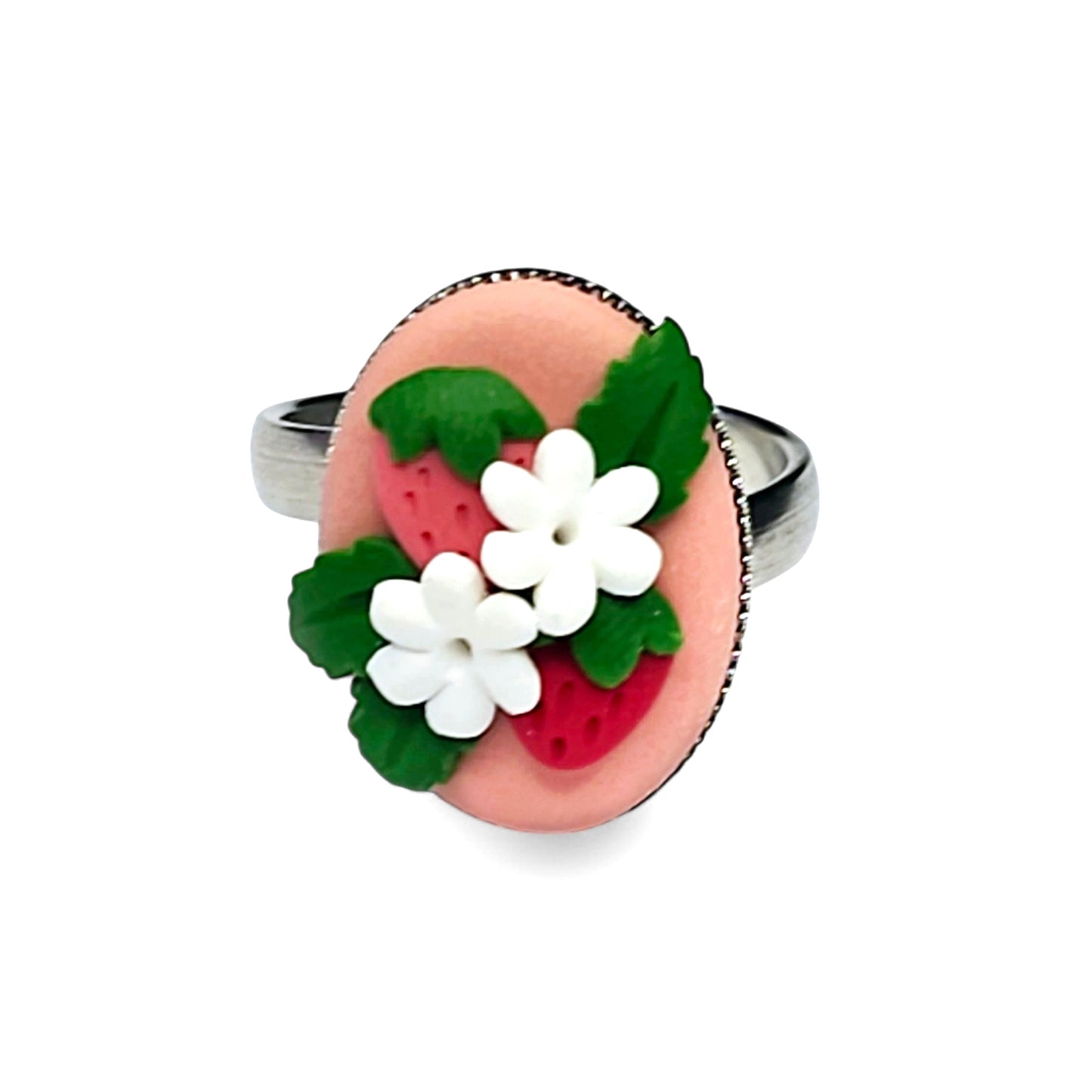 Οβάλ ατσάλινο δαχτυλίδι με κόκκινες φραουλίτσες σε απαλό ροζ φόντο από πολυμερικό πηλό