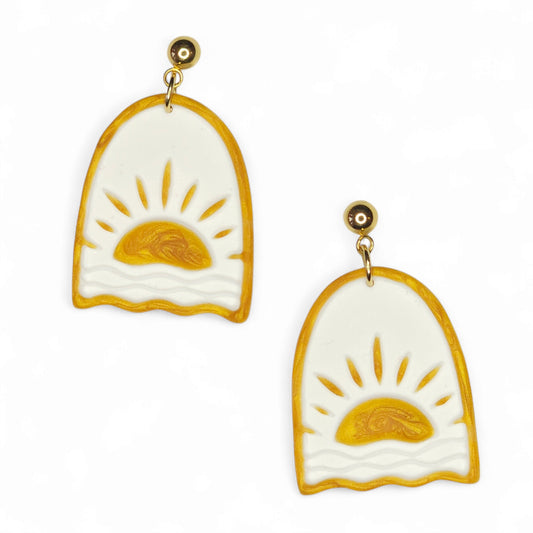 Κρεμαστά σκουλαρίκια ηλιοβασιλέματα σε λευκό με χρυσό από πολυμερικό πηλό