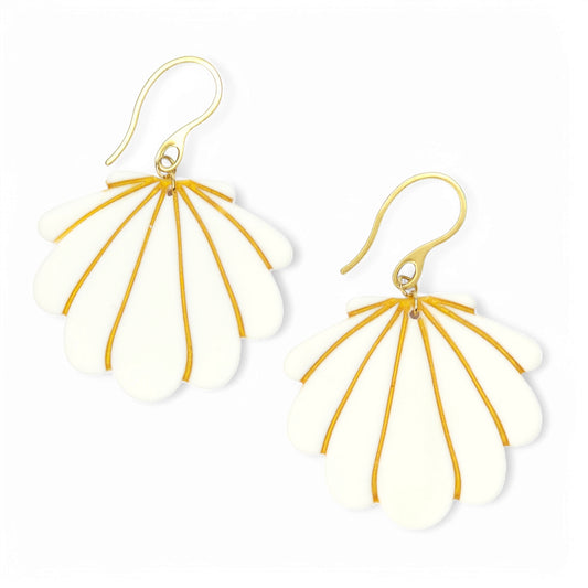 Κρεμαστά σκουλαρίκια κοχύλια σε λευκό με χρυσό από πολυμερικό πηλό