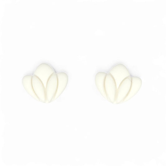 Σκουλαρίκια καρφωτά λευκά λουλουδάκια από πολυμερικό πηλό