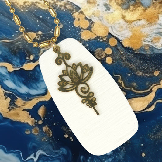 Μακρύ κομψό κολιέ με λευκό στοιχείο από πολυμερικό πηλό και ατσάλινο φιλιγκράν