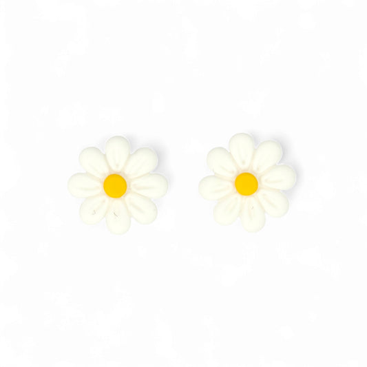 Καρφωτά σκουλαρίκια λευκά λουλουδάκια μαργαρίτες από πολυμερικό πηλό
