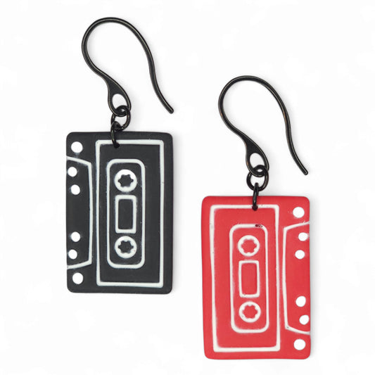 Σκουλαρίκια ανόμοια κρεμαστά κόκκινη και μαύρη κασέτα από πολυμερικό πηλό