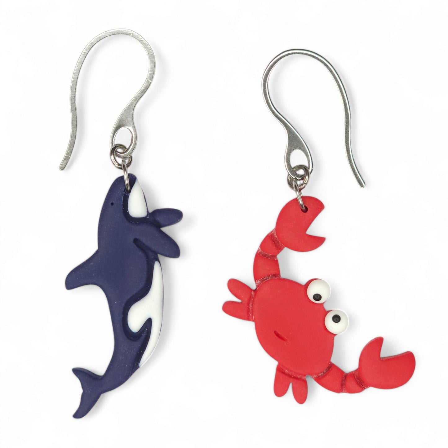 Ανόμοια κρεμαστά σκουλαρίκια κόκκινο καβουράκι και μπλε φάλαινα  από πολυμερικό πηλό