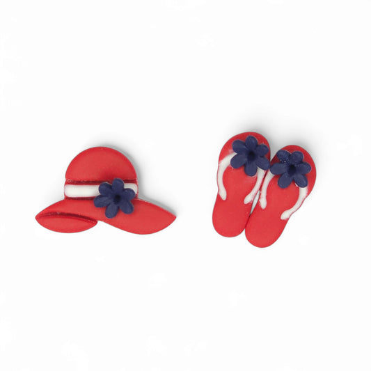 Ανόμοια καρφωτά σκουλαρίκια κόκκινο καπέλο και σαγιονάρες με μπλε λουλουδάκια