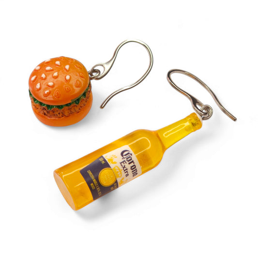 Ανόμοια κρεμαστά σκουλαρίκια burger με μπουκάλι μπύρας korona