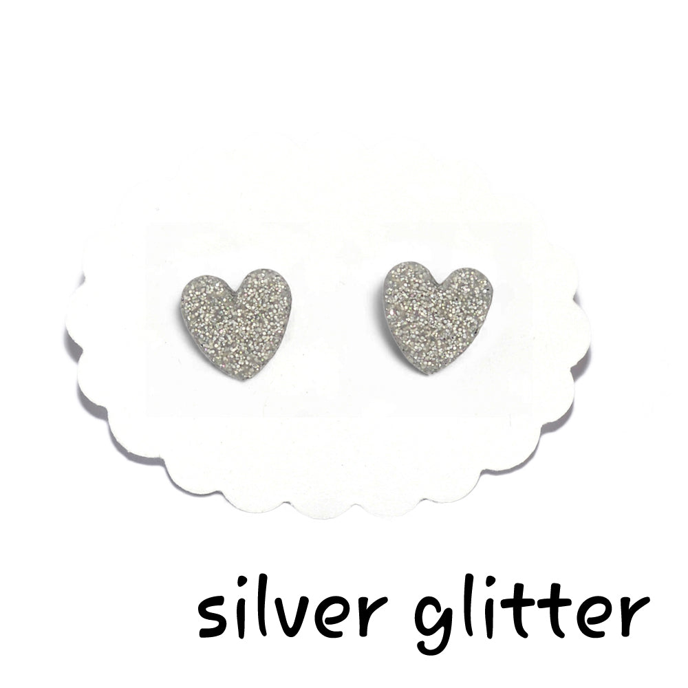Καρφωτά σκουλαρίκια ασημί με glitter καρδούλες από πολυμερικό πηλό