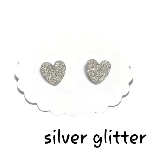 Καρφωτά σκουλαρίκια ασημί με glitter καρδούλες από πολυμερικό πηλό