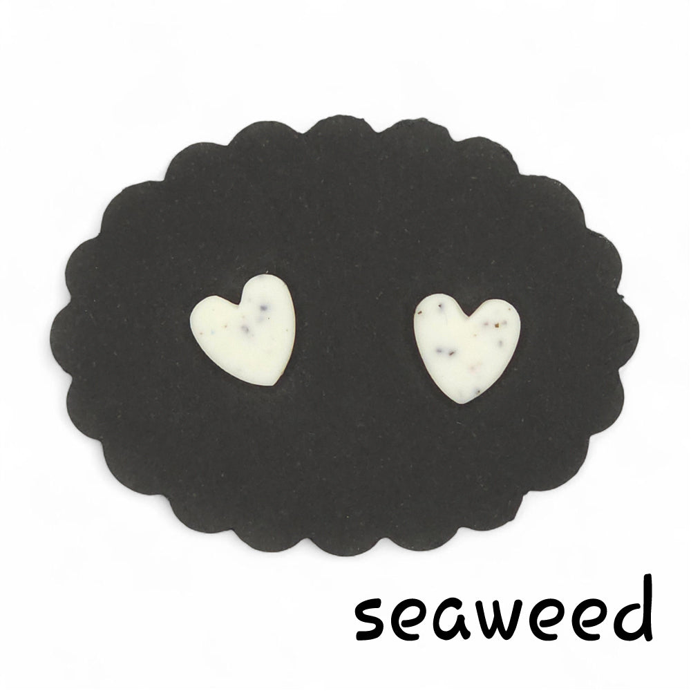 Καρφωτά σκουλαρίκια seaweed λευκές πιτσιλωτές καρδούλες από πολυμερικό πηλό