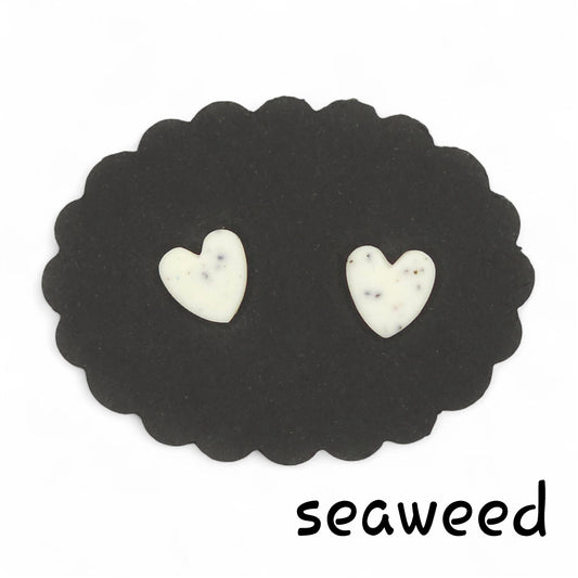 Καρφωτά σκουλαρίκια seaweed λευκές πιτσιλωτές καρδούλες από πολυμερικό πηλό