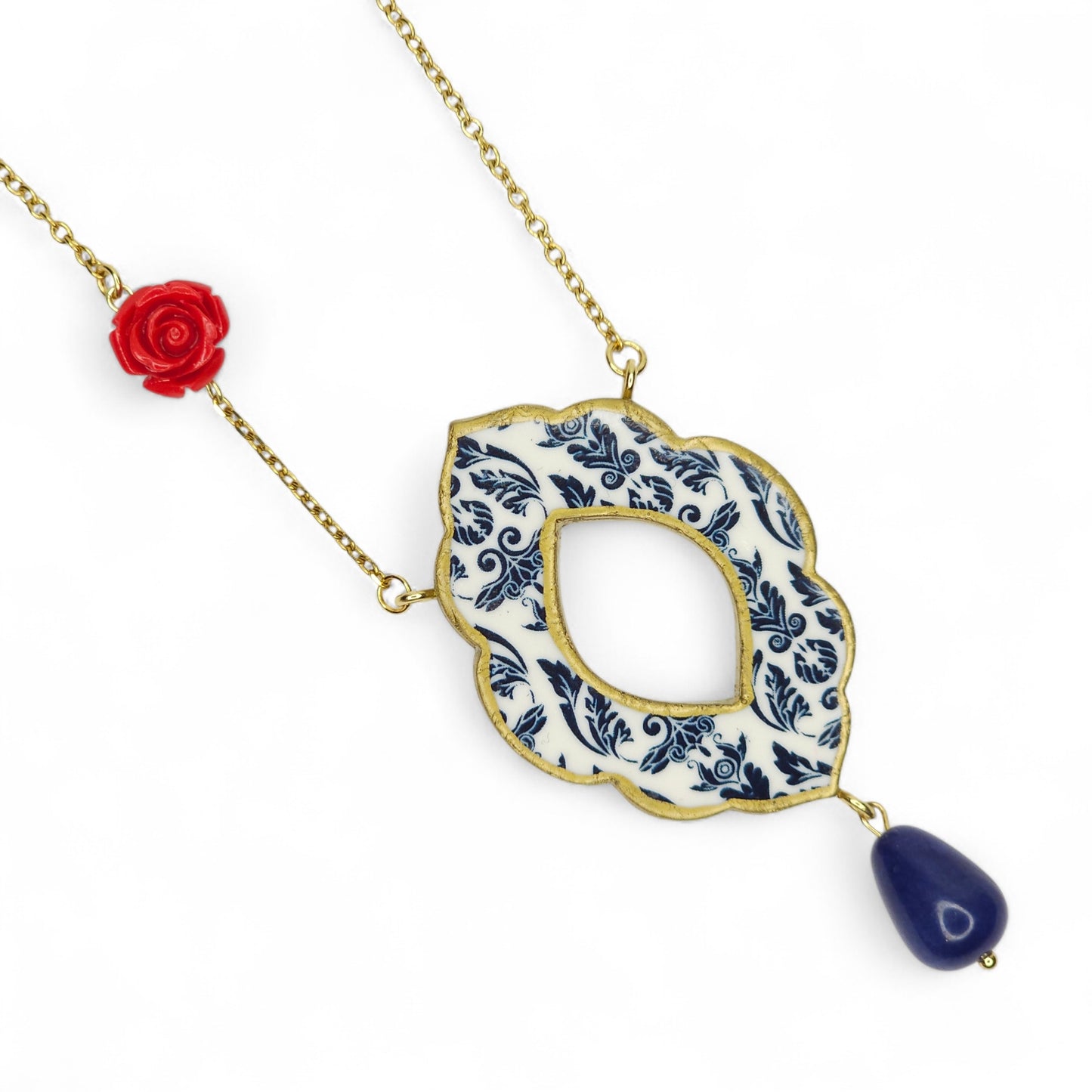 Μακρύ κολιέ της σειράς Blue Baroque με μπλε μεταξοτυπία σε πολυμερικό πηλό με πέτρες αχάτη και κόκκινο τριανταφυλλάκι