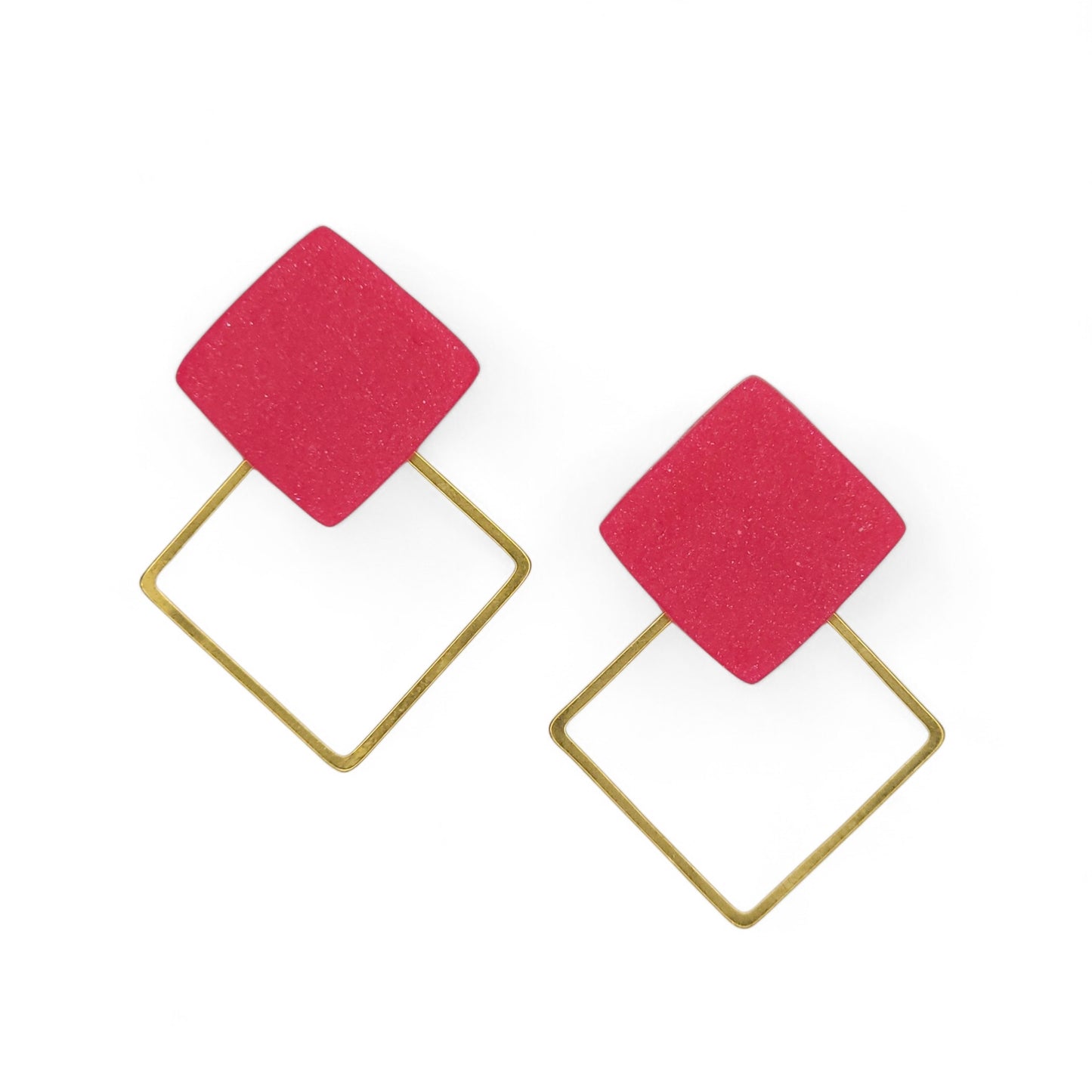 Σκουλαρίκια καρφωτά τετράγωνα ruby quartz με τετράγωνα επιχρυσωμένα ατσάλινα στοιχεία