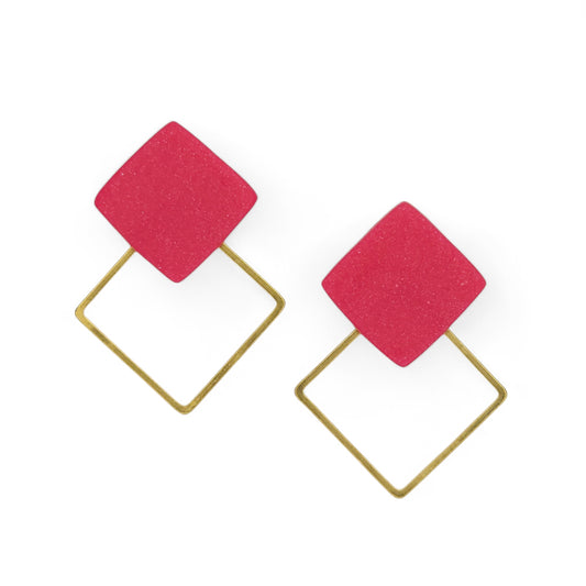 Σκουλαρίκια καρφωτά τετράγωνα ruby quartz με τετράγωνα επιχρυσωμένα ατσάλινα στοιχεία