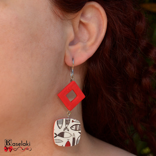 Κρεμαστά ανόμοια σκουλαρίκια με μοτίβο κόκκινα και γκρι ψαράκια