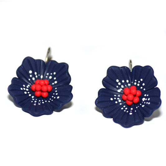 Λουλούδια σε μπλε μαρίν μικρά κρεμαστά με κόκκινο στο κέντρο και λευκές βουλίτσες