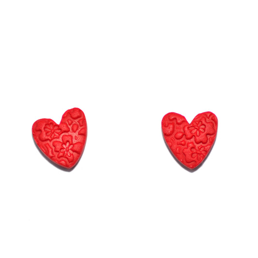 Καρφωτά σκουλαρίκια ανάγλυφες κόκκινες καρδούλες